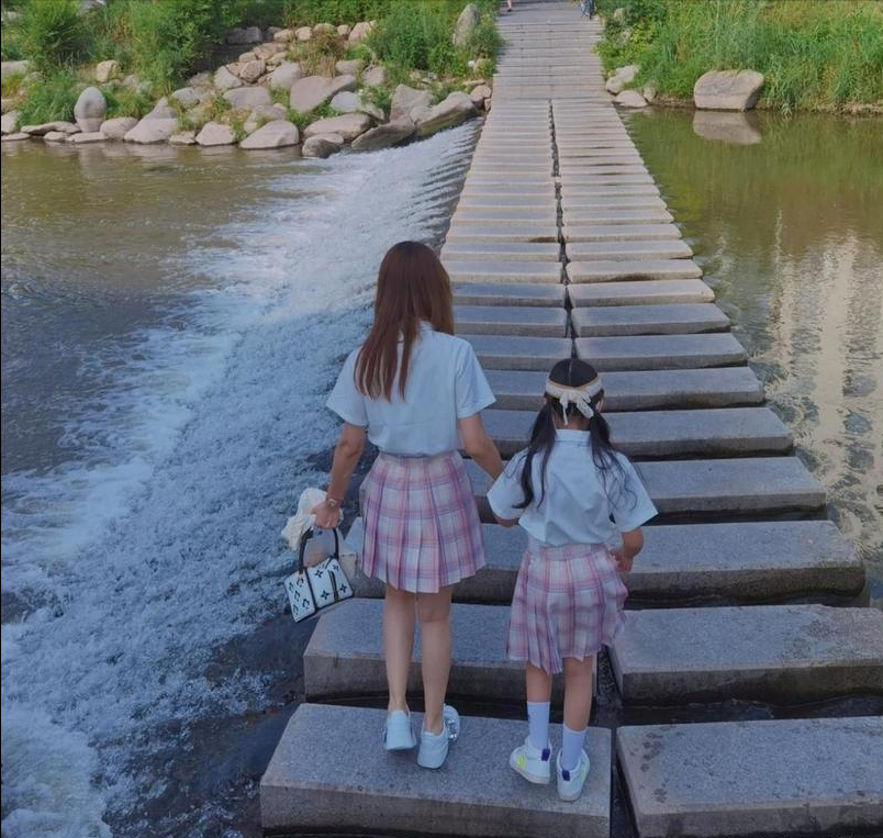 曾因初恋女友辍学的雷佳音，后与大学同学结婚，如今育有一女太幸福