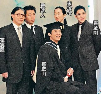 ​霍家父子 4 人同框！霍震霆授勋，霍启刚搂妻甜蜜宠溺