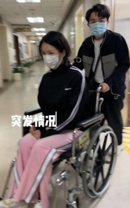 ​李亚男生日前夕受伤，需坐轮椅戴颈箍喝水都需王祖蓝帮忙