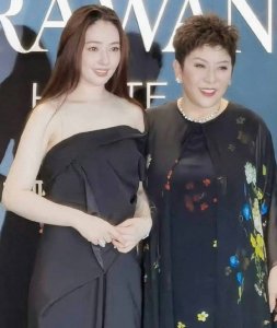 ​郭碧婷与向太合影 面相富态与婆婆越来越像