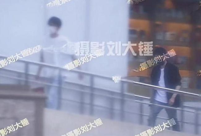 冯绍峰饭后家中夜会两女被拍 工作室紧急出来打假：别给哥编故事了！