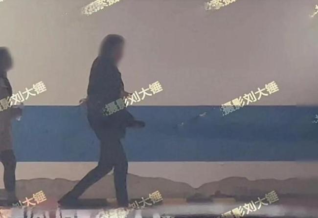 冯绍峰饭后家中夜会两女被拍 工作室紧急出来打假：别给哥编故事了！