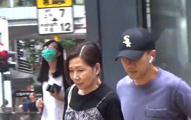 刘恺威有女万事足！为女儿买完开学用品再甜蜜抱5岁女儿出街