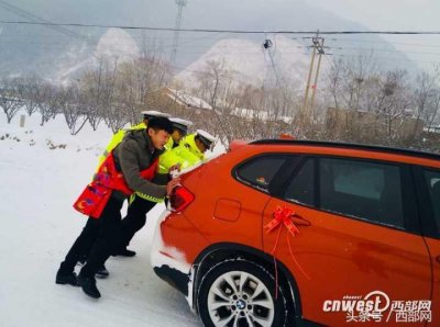 ​渭南：迎亲婚车雪天上坡打滑 华州交警助新郎推车