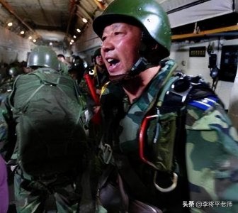 ​汶川地震，15位空降兵写好遗书从5000米高空跳下，有多危险？致敬