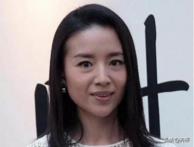 ​接吻、下跪、求婚，董洁和儿子的结婚照被群嘲：他还只是个孩子呀