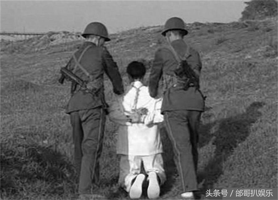 1983年严打时枪毙死刑犯现场照片，先公开审判，再押到枪决现场