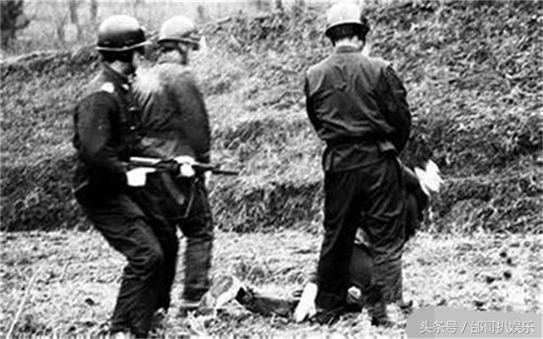 1983年严打时枪毙死刑犯现场照片，先公开审判，再押到枪决现场