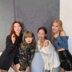 ​探讨BLACKPINK成员金智妮的家庭背景与韩国人气原因